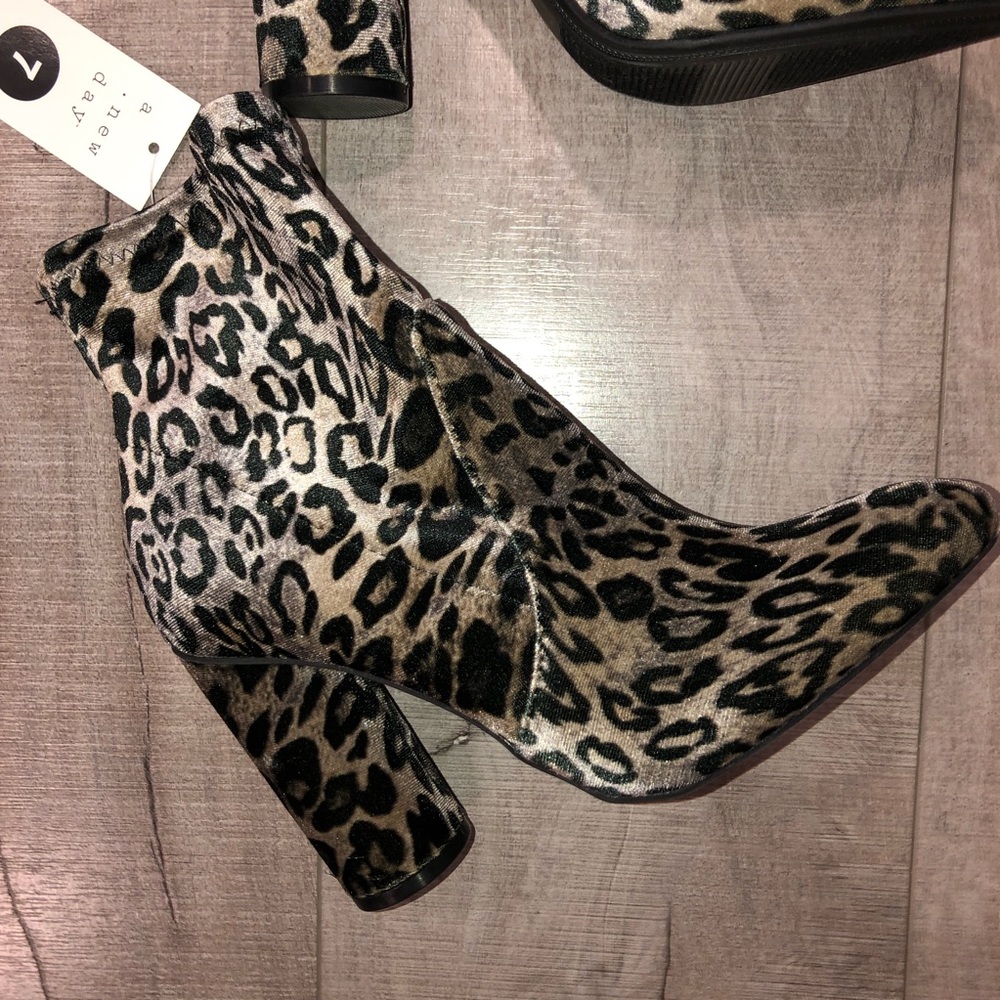 A NEW DAY Black Leopard faux suede booties sz 7